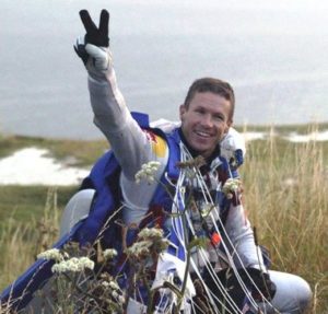 Parachutiste joyeux après atterrissage après saut en parachute Normandie