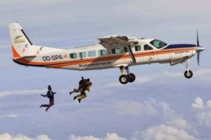 parachutistes en chute libre sous avion