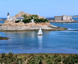 Voilier navigant en baie de Morlaix
